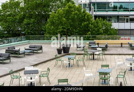 Posti a sedere vuoti sulla terrazza sul tetto della Bikinihaus in Berlino Foto Stock