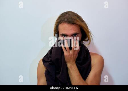 Un primo piano di un maschio che indossa una camicia nera Foto Stock