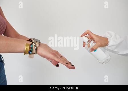 Disinfezione delle mani con alcol, per evitare il virus corona Foto Stock