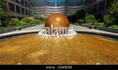 Kugelbrunnen di fronte allo Spreebogen di Berlino Moabit Foto Stock