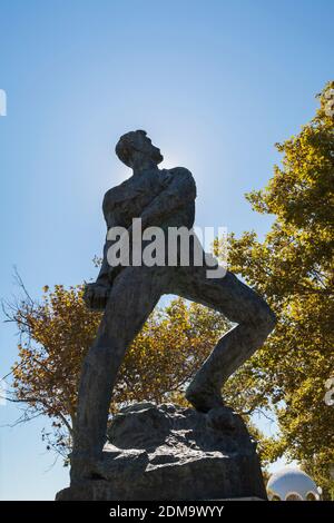 Statua commemorativa di Alexander Diakos (1907-1940) nel porto di Mandraki, Rodi, Grecia Foto Stock
