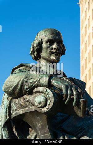 Chicago, Illinois / Stati Uniti - 9 dicembre 2020: Statua di William Shakespeare a Lincoln Park in una bella mattina invernale. Foto Stock