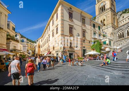 Il centro della cittadina di Amalfi sulla Costiera Amalfitana con le scale che portano fino alla famosa Cattedrale di Amalfi come turisti shopping e cena Foto Stock