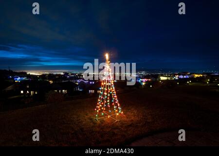 Un ornamento natalizio illuminato si trova su un patio collinare che si affaccia sulla Spokane Valley e sul centro cittadino nello Stato di Washington, Stati Uniti Foto Stock