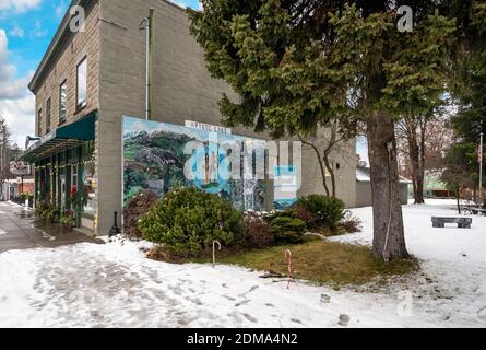 Il murale dipinto della storia dei nativi americani della storica città di legname di Spirit Lake nel parco principale durante l'inverno. Foto Stock