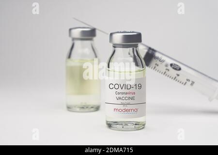 Izmir, Turchia - Agosto 11 2020: Concetto e background del vaccino del coronavirus. Nuovo vaccino moderato isolato su sfondo blu. Covid-19, 2019-nCov pande Foto Stock