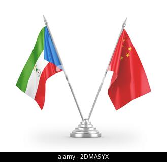 Bandiere da tavolo della Cina e della Guinea equatoriale isolate su 3D bianco rendering Foto Stock