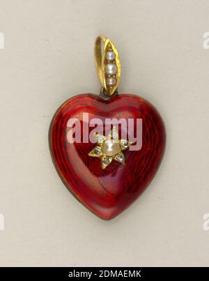 Locket in forma di cuore, oro, argento, smalto, perle, diamanti, a forma di cuore, rosso smaltato, con perla e piccoli diamanti al centro; sul retro uno scomparto circolare del locket; anello e anello con tre perle al top., Inghilterra, ca. 1850, Gioielli, Arti decorative, Ciondolo, Ciondolo Foto Stock