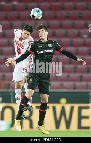 Colonia. 17 Dicembre 2020. Patrik Schick (R) di Leverkusen vies per la testata con Sava-Arangel Cestic di Colonia durante una partita di calcio tedesca della Bundesliga tra FC Colonia e Bayer 04 Leverkusen a Colonia, Germania, 16 dicembre 2020. Credit: Xinhua/Alamy Live News Foto Stock