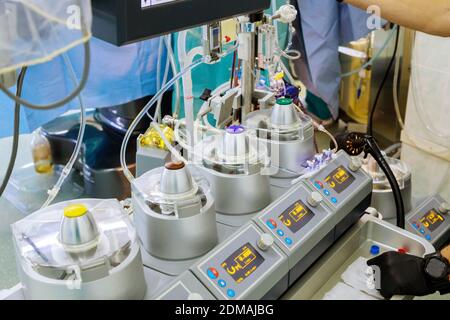 Apparato di circolazione sanguigna artificiale durante l'intervento di chirurgia cardiaca macchina ecmo in terapia intensiva Foto Stock