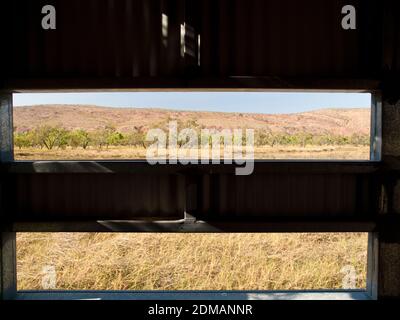 Vista dall'interno di una pelle di uccelli, Bluebush Wetland, Mornington, Kimberley, Australia Occidentale Foto Stock