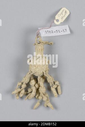 Tassel, Medio: tecnica lino: Intrecciato e annodato, tassello di lino minuscolo, intrecciato e annodato. I doppi anelli sono attaccati alla sfera centrale circolare dalla quale pendono cinque piccoli elementi annodati, di cui uno nel mezzo., Italia, Europa, XVII secolo, rifili, Tassel Foto Stock