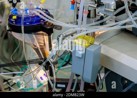 Apparato di circolazione sanguigna artificiale durante l'intervento di chirurgia cardiaca macchina ecmo in terapia intensiva Foto Stock