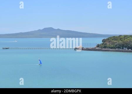 Vista del Molo della Baia di Okahu e del Ponte con Vista Mare Tamaki Drive con Rangitoto dormiente vulcano isola in background Foto Stock