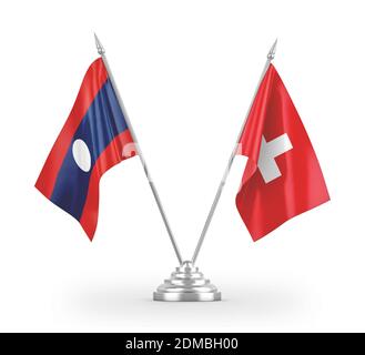 Svizzera e Laos due bandiere da tavolo isolate sulla rappresentazione 3D bianca. Foto Stock
