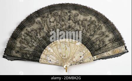 Ventilatore a pieghe, foglia di laccio in seta; bastoncini di madreperla intagliati e dorati, ventilatore plissettato con una foglia di pizzo Chantilly in legno nero decorato con una linea di putti danzanti che portano una ghirlanda floreale. I bastoni sono intagliati e dorati madreperla, decorati con medaglioni ovali di putti. Su ogni bastone di guardia è un medaglione con le iniziali FB., Francia, 1869–80, pizzo, fan pleated Foto Stock