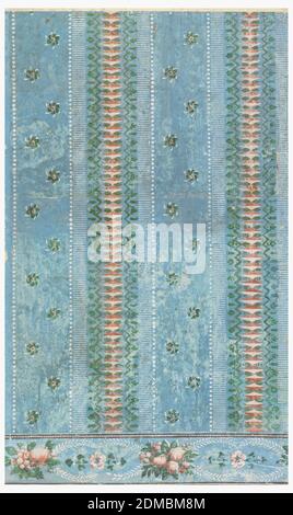 Parete laterale e bordo, stampa a blocchi, carta fatta a mano, rettangolo verticale. Disegno che simula una tessitura di seta broccata con strisce di barre bianche parallele, di punti bianchi e di forme di losanga rosa tra banda di chevron. Alternandosi a queste piccole strisce, un'ampia striscia del campo blu, cucita in due file con orli floreali e fogliari, il bordo mostra grappoli di frutta alternati a fiori singoli. Stampato in bianco, rosso e verde su campo blu. Greens Glassed., Francia, 1780–90, rivestimenti, pareti laterali e bordi Foto Stock