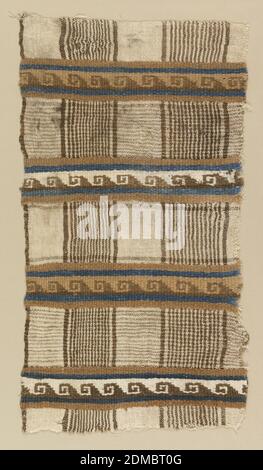 Fragment, Medium: Cotton technique: Complementary weifts; plain weave; Three sections: 1) prevalentemente ordito-faced plain weave (on grouped Warps), 2) wefts complementari, lain weave, Sides: One intact, ends: One has ordito covage, Plain weave with crossing bands of double faced trama pattern. Effetto plaid marrone e bianco attraversato a intervalli da bande a coste marroni strette con scorrimento continuo blu, Perù, ca. 1000, tessuti, frammenti Foto Stock