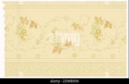 Carta da soffitto, National Wall Paper Co., National Wall Paper Company, 1893 - 1900, carta stampata a macchina, sfondo giallo con disegno di fiori verdi e foglie tan., USA, 1897–1907, Wallcoverings, carta da soffitto Foto Stock