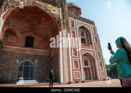 Nuova Delhi, India. 16 Dic 2020. Il personale dei mezzi di comunicazione scatta fotografie alla tomba recentemente rinnovata nel event.Organized dalla Fondazione InterGlobe che ha collaborato con la fiducia per la cultura di Aga Khan (AKTC) nel 2014 per conservare e ripristinare la tomba di Abdur Rahim Khan-e-Khanan, un monumento di proprietà e protetto dal rilevamento archeologico dell'India. Un'anteprima mediatica della Tomba di Rahim al termine della sua ristrutturazione si è tenuta a Nizamuddin Est. Credit: Pradeep Gaur/SOPA Images/ZUMA Wire/Alamy Live News Foto Stock