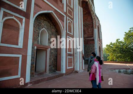 Nuova Delhi, India. 16 Dic 2020. Il personale dei media che guarda la tomba recentemente rinnovata durante il event.Organized dalla Fondazione InterGlobe che ha collaborato con l'Aga Khan Trust for Culture (AKTC) nel 2014 per conservare e ripristinare la tomba di Abdur Rahim Khan-e-Khanan, un monumento di proprietà e protetto dal rilevamento archeologico dell'India. Un'anteprima mediatica della Tomba di Rahim al termine della sua ristrutturazione si è tenuta a Nizamuddin Est. Credit: Pradeep Gaur/SOPA Images/ZUMA Wire/Alamy Live News Foto Stock