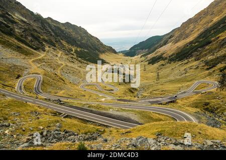 Paesaggio della strada di montagna Transfagarasan in Romania con diverse curve Foto Stock