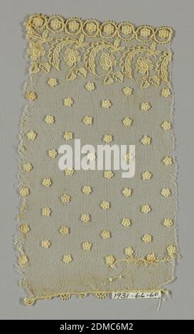 Pizzo frammento, Medio: Cotone tecnica: Macchina fatta, Imitazione Alençon pizzo ha disegno di piccoli fiori a cinque petali spruzzati su campo sopra un bordo di foglie e fiori curvanti e fiori a cinque petali all'interno di cerchi., Francia, ca. 1870, pizzo, frammento di pizzo Foto Stock