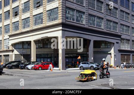 Whole Foods Market Dark Store, 167 41st St, Brooklyn, New York. L'esterno di un magazzino online di evasione degli ordini a Industry City con un Amazon Flex courie Foto Stock