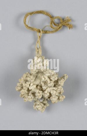 Tassel, Medio: tecnica lino: Intrecciato e annodato, Tassel di lino piccolo, intrecciato e annodato. Anelli doppi corti attaccati alla sfera centrale a cui sono attaccati annodamenti corti., Italia, Europa, fine XVI-inizio XVII secolo, rifili, Tassel Foto Stock