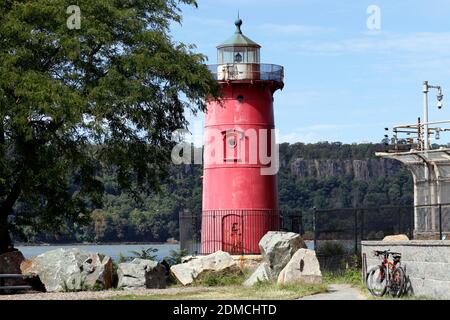 Il Little Red Lighthouse, Jeffrey's Hook Light, a Fort Washington Park, New York, New York. Con il Palisades Interstate Park sullo sfondo. Foto Stock