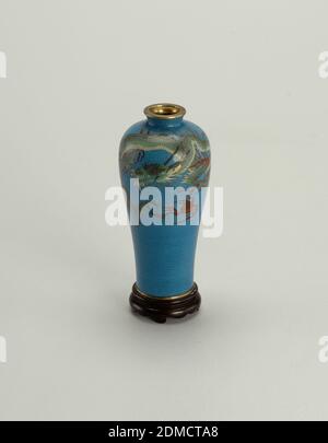 Vaso, smalto cloisonné, forma sottile gallipot, con drago verde e bianco che persegue la perla fiammeggiante, in smalto d'aventurina, su un terreno nero di blu, avvolto con filo d'argento. Collo e piede montati in ottone. Controsmalto giallo., Giappone, fine del XIX secolo, smalti, Arti decorative, Vase Foto Stock