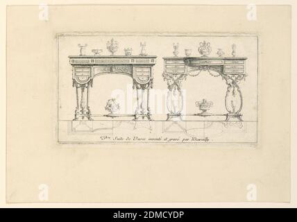 Un piatto da 'Primiere Suite de Vases', Charles de Wailly, francese, 1730–1798, incisione su carta, cinque vasi sulla parte superiore di ciascuna delle due console, uno sotto. La console a destra è dotata di calici tra i supporti di curvatura su entrambi i lati. In fondo, piani di livello superiore e inferiore e 'Pre Suite de Vases inventé et gravé par Dewailly'. Framing line., Francia, 1780–1790, Stampa Foto Stock