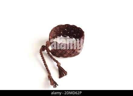Fuoco selettivo del braccialetto di amicizia di DIY legato con treccia insolita modello isolato su sfondo bianco Foto Stock