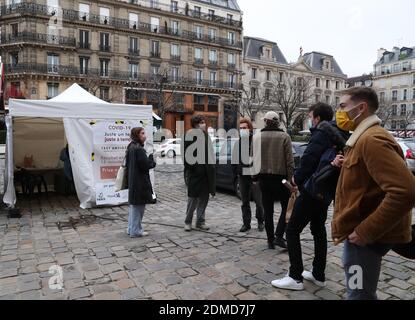 Parigi, Francia. 16 Dic 2020. Le persone si allineano all'esterno di una tenda di prova a Parigi, Francia, 16 dicembre 2020. Mercoledì le autorità sanitarie francesi hanno segnalato 17,615 nuove infezioni COVID-19 nel corso delle ultime 24 ore, il più grande aumento di un giorno dal novembre 21. Credit: Gao Jing/Xinhua/Alamy Live News Foto Stock