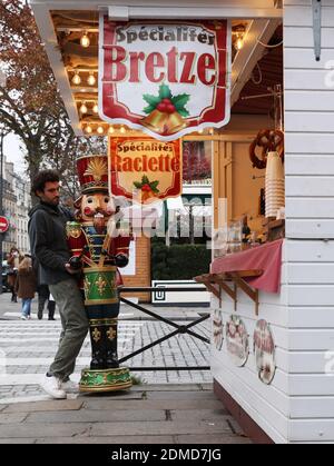 Parigi, Francia. 16 Dic 2020. Proprietario di un padiglione di Natale organizza decorazioni prima di aprire a Parigi, Francia, 16 dicembre 2020. Mercoledì le autorità sanitarie francesi hanno segnalato 17,615 nuove infezioni COVID-19 nel corso delle ultime 24 ore, il più grande aumento di un giorno dal novembre 21. Credit: Gao Jing/Xinhua/Alamy Live News Foto Stock