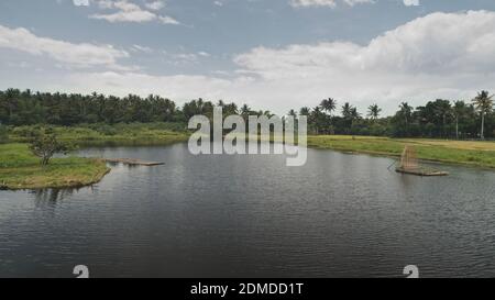 Paesaggio naturale tropicale di Nodyy con lago aereo. Acqua serena con navi in verde valle tropicale a costa. Cinematico foresta tropicale con palme. Affascinante bellezza del punto di riferimento delle Filippine Foto Stock