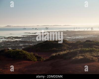 Barche ormeggiate al largo di Cable Beach all'alba, Broome, Australia Occidentale Foto Stock