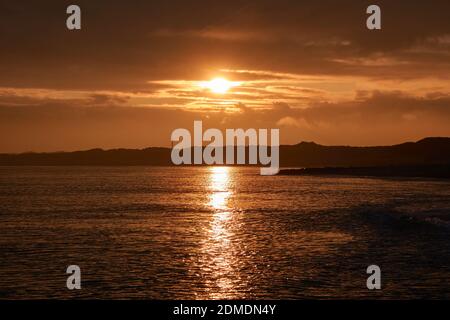 Una splendida vista sul mare con il tramonto riflessione su una superficie di acqua di mare Foto Stock