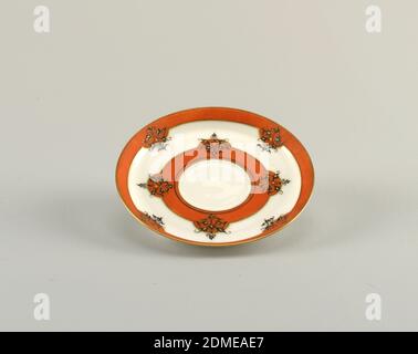 Piatto, porcellana, Oversglaze e decorazione underglaze in colori di bandiera americana, aquels, testa della libertà con bordi decorativi di arancio, oro, e nero., USA, 19 ° secolo, ceramica, Arti decorative, Saucer Foto Stock