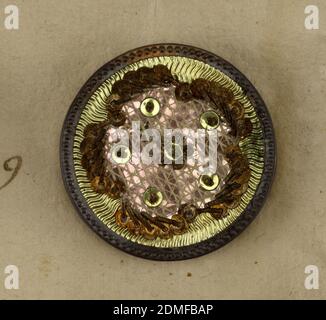 Bottoni, carta, lamina metallica, filo, paillettes, busta pieghevole di carta con chiusura a cravatta; utilizzato come custodia per dieci bottoni circolari., su card 14, Francia, fine 18 ° secolo, costume & accessori, Arti decorative, bottone Foto Stock