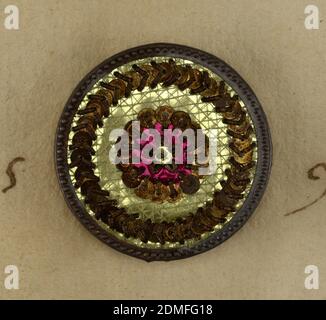 Bottoni, carta, lamina metallica, filo, paillettes, busta pieghevole di carta con chiusura a cravatta; utilizzato come custodia per dieci bottoni circolari., su card 14, Francia, fine 18 ° secolo, costume & accessori, Arti decorative, bottone Foto Stock