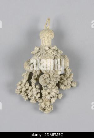 Tassel, Medio: tecnica lino: Intrecciato e annodato, Tassel di lino, intrecciato e annodato. Anello singolo attaccato al centro a forma di pera dal quale palle appese attaccate a grappoli di annodamenti., Italia, Europa, 17 ° secolo, rifili, Tassel Foto Stock