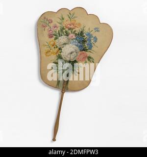 Schermo a mano, foglio di carta verniciata, manico in legno tornito, schermo a mano con foglio di carta verniciata a mano. Obverse: Un bouquet colorato di fiori. Al contrario: Fiori a forma di tromba blu simili a Gentiana Acaulis. Manico in legno tornito, Francia, Inghilterra, metà del XVIII secolo, costume e accessori, schermo a mano Foto Stock