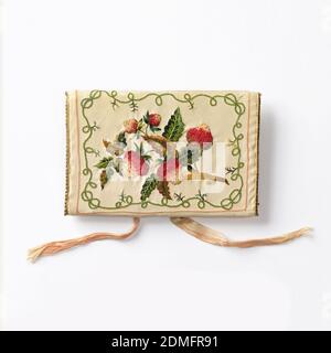 Pocket book, Medium: Ricamo in seta e metallo su fondazioni di seta tecnica: Ricamato in catena, gambo e punti running su raso, Cassa rivestita in raso bianco ricamato con fiori e frutta in seta colorata, foderata in seta rosa, con nastro rosa e bottoni in metallo., Francia, XIX secolo, costume e accessori, Pocket book Foto Stock