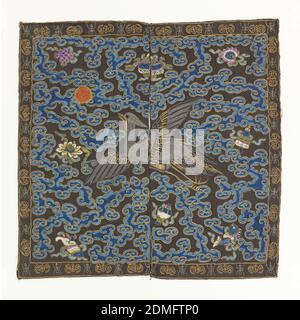 Badge Rank, Medium: Seta, fili metallici, perline di corallo tecnica: Fondazione in tessuto satinato con ricamo in maglia satinata, couching e beading, quadrato mandarino per funzionario civile del secondo rango. Un fagiano dorato, ricamato su nero, in volo e circondato da forme e simboli nuvolosi. I due pezzi, destinati alla parte anteriore di un cappotto, sono stati cuciti insieme., Cina, 1644–1911, ricamo e cucito, Rank badge Foto Stock