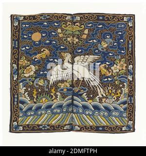 Badge Rank, Medium: Ricamo in seta e metallo su fondazioni in seta tecnica: Ricamato, badge Rank per un funzionario civile. Seta ricamata che mostra un uccello di fronte ad un disco solare. Terra di nuvole con linee diagonali in basso e bordo di scorrimento. Seam giù il centro., Cina, metà del 19 ° secolo, ricamo e cuciture, Rank badge Foto Stock