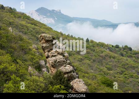 Massi rocciosi sulla montagna contro le montagne nel Nuvole sulla penisola di Crimea Foto Stock