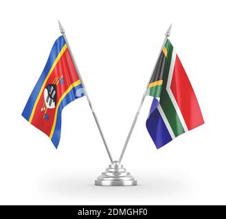 Le bandiere da tavolo del Sudafrica e dell'Eswatini Swaziland sono isolate su bianco Rendering 3D Foto Stock