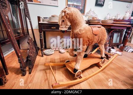 Ankara, Turchia - Ottobre, 2020: Sedia a dondolo giocattolo d'epoca esposta in un negozio di antiquariato ad Ankara, Turchia. Foto Stock