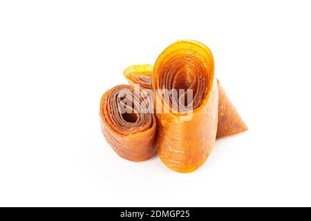 frutta pastiglia di mele e albicocche, foglie secche di purè di frutta e bacche. Cibo biologico. Prodotti naturali. Isolato Foto Stock